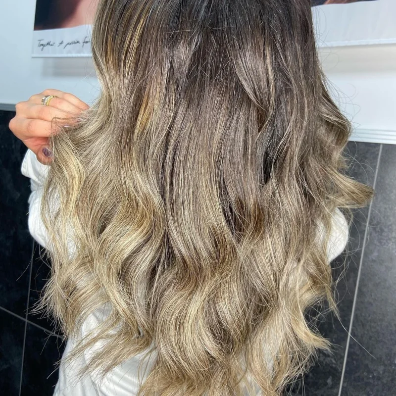 Bruidskapsel met losse, glanzende golven uit onze kapsalon in Den Haag
