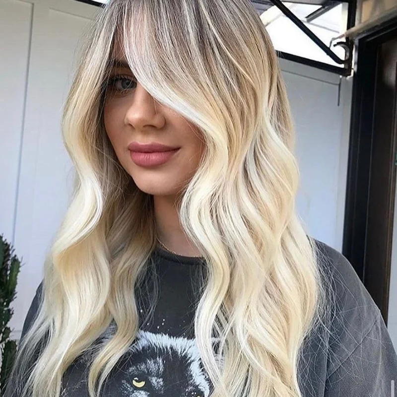 Blond haar met zachte golven en curtain bangs