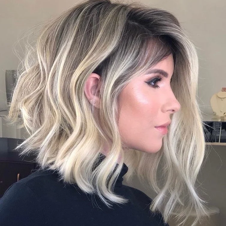 Blonde balayage-bob die fris blijft dankzij toner en goede verzorging
