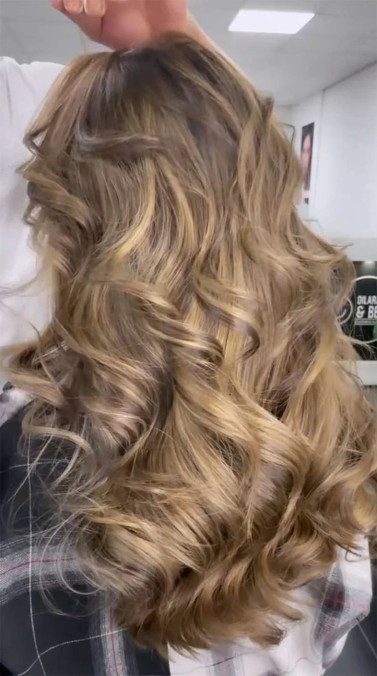 Zachte krullen met karamel-highlights
