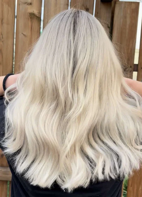 Platinablond haar met glanzende golven
