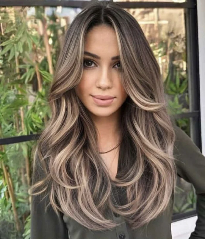 Balayage in asbruine tinten met losse krullen