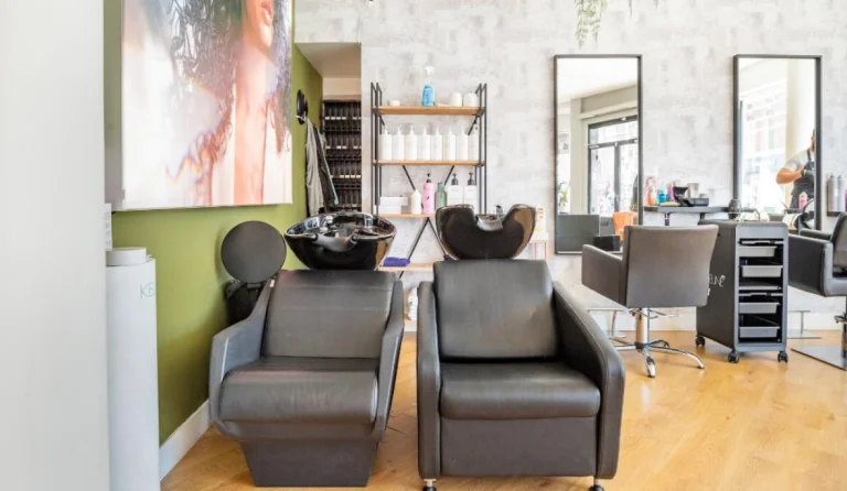 Comfortabele wasstoelen in de salon