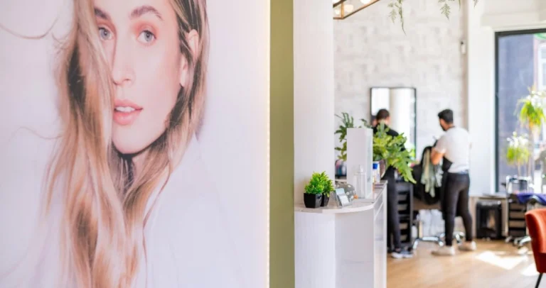 Kapper aan het werk in Sami Hair Salon in Den Haag