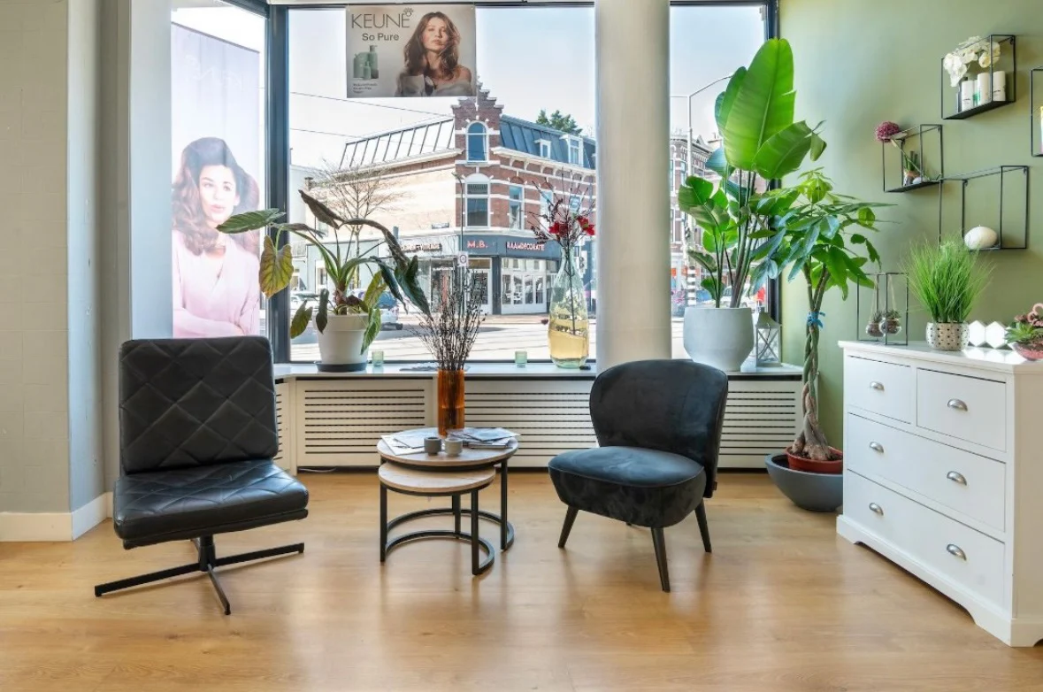 Rustige lounge in onze salon, waar je je bruidskapsel of opsteekkapsel bespreekt
